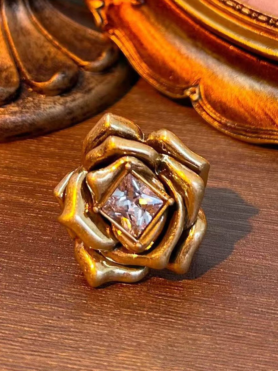 Cami Women's Ring featuring a vintage floral design adorned with sparkling zirconia stones. 0