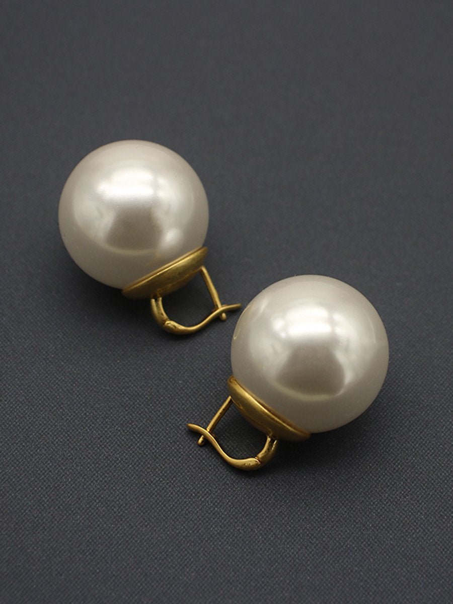 Elegant oversized Hera women's pearl earrings featuring a luxurious design, perfect for adding sophistication to any outfit. 5