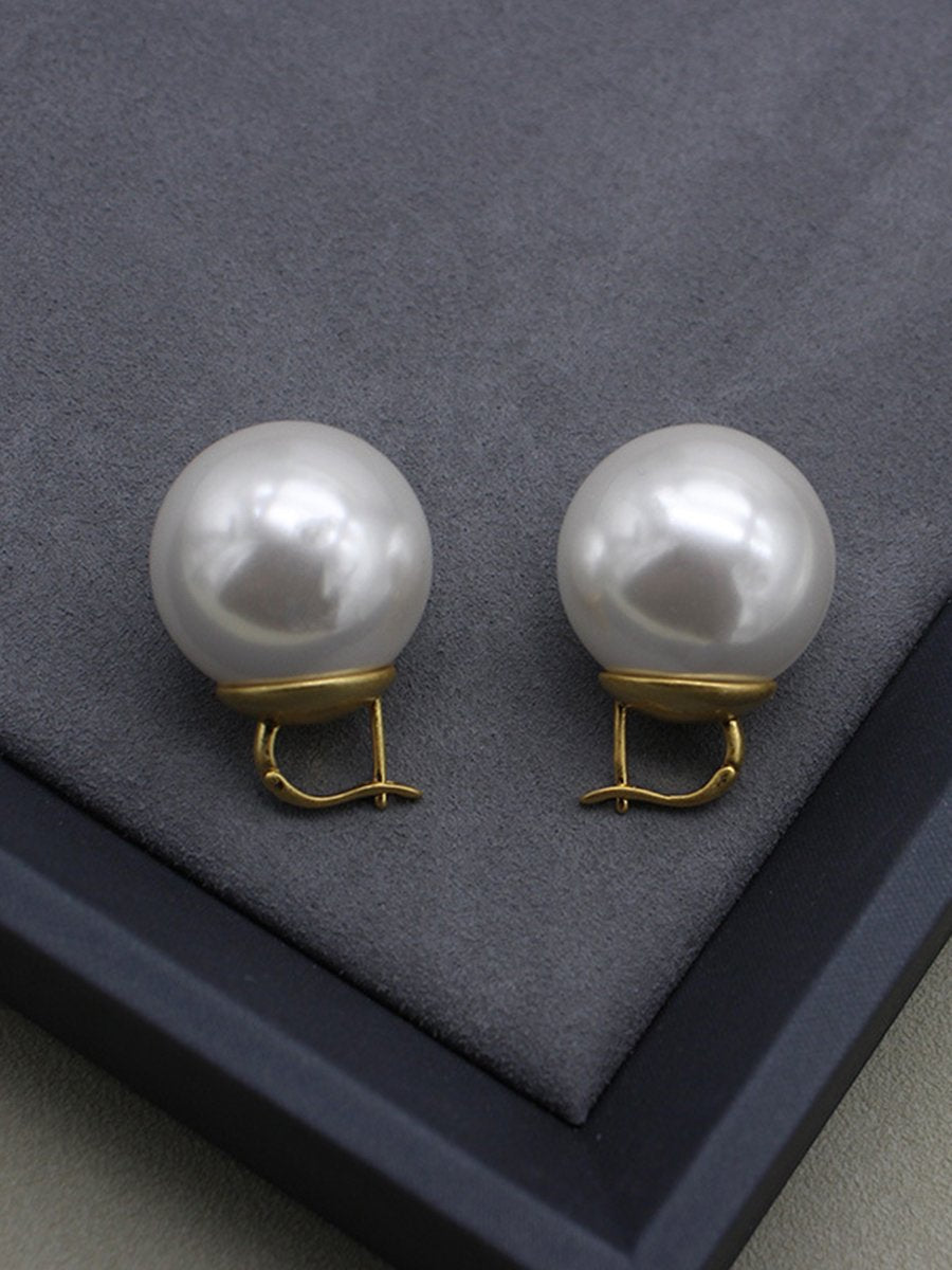 Elegant oversized Hera women's pearl earrings featuring a luxurious design, perfect for adding sophistication to any outfit. 0