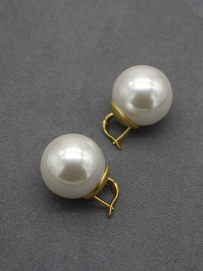 Elegant oversized Hera women's pearl earrings featuring a luxurious design, perfect for adding sophistication to any outfit. 1