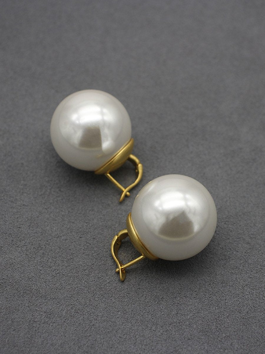Elegant oversized Hera women's pearl earrings featuring a luxurious design, perfect for adding sophistication to any outfit. 2