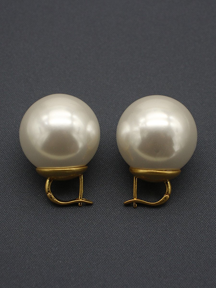 Elegant oversized Hera women's pearl earrings featuring a luxurious design, perfect for adding sophistication to any outfit. 3