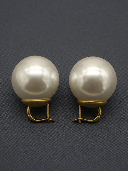 Elegant oversized Hera women's pearl earrings featuring a luxurious design, perfect for adding sophistication to any outfit. 3