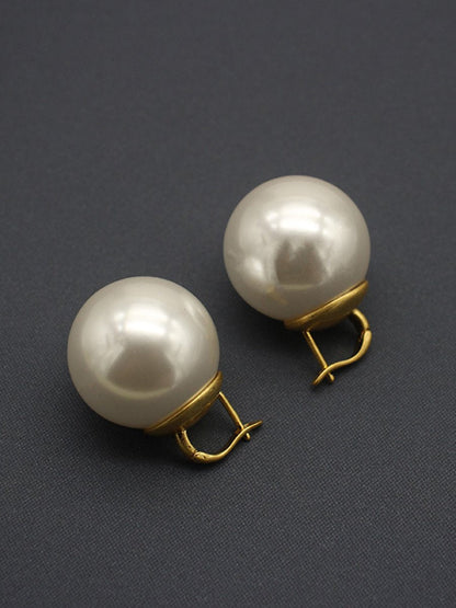 Elegant oversized Hera women's pearl earrings featuring a luxurious design, perfect for adding sophistication to any outfit. 4