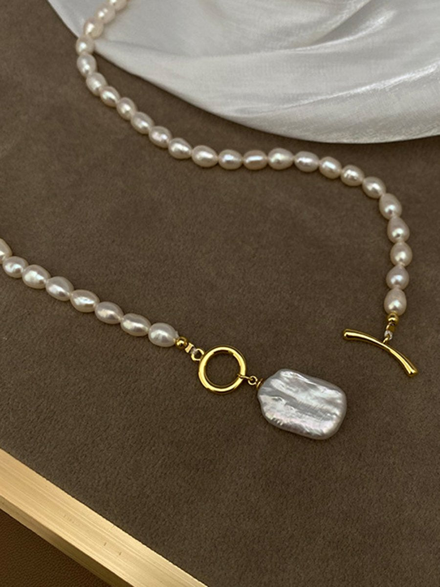 Luxe Pearl Women’s Pendant Necklace featuring an elegant French design, showcasing a stunning pearl centerpiece on a delicate chain. 2