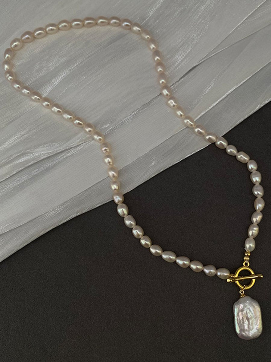 Luxe Pearl Women’s Pendant Necklace featuring an elegant French design, showcasing a stunning pearl centerpiece on a delicate chain. 3