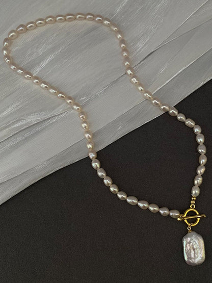 Luxe Pearl Women’s Pendant Necklace featuring an elegant French design, showcasing a stunning pearl centerpiece on a delicate chain. 3