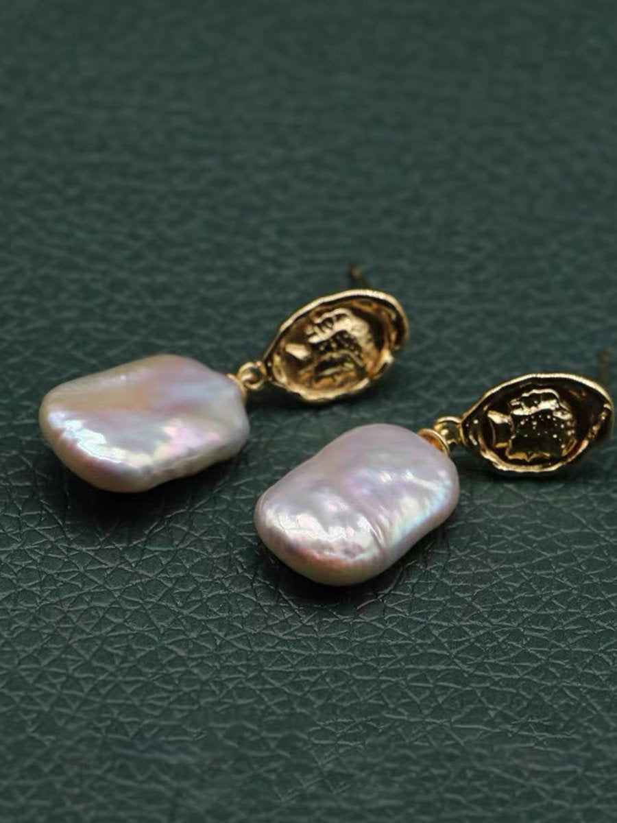 Luxe Pearl Women’s Pendant Necklace featuring an elegant French design, showcasing a stunning pearl centerpiece on a delicate chain. 5