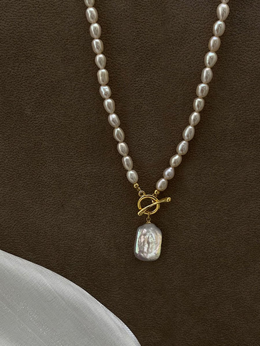 Luxe Pearl Women’s Pendant Necklace featuring an elegant French design, showcasing a stunning pearl centerpiece on a delicate chain. 7