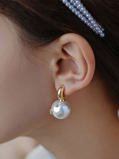 Olivia Women's Earrings featuring a vintage pearl design that embodies timeless elegance, perfect for any occasion. 2