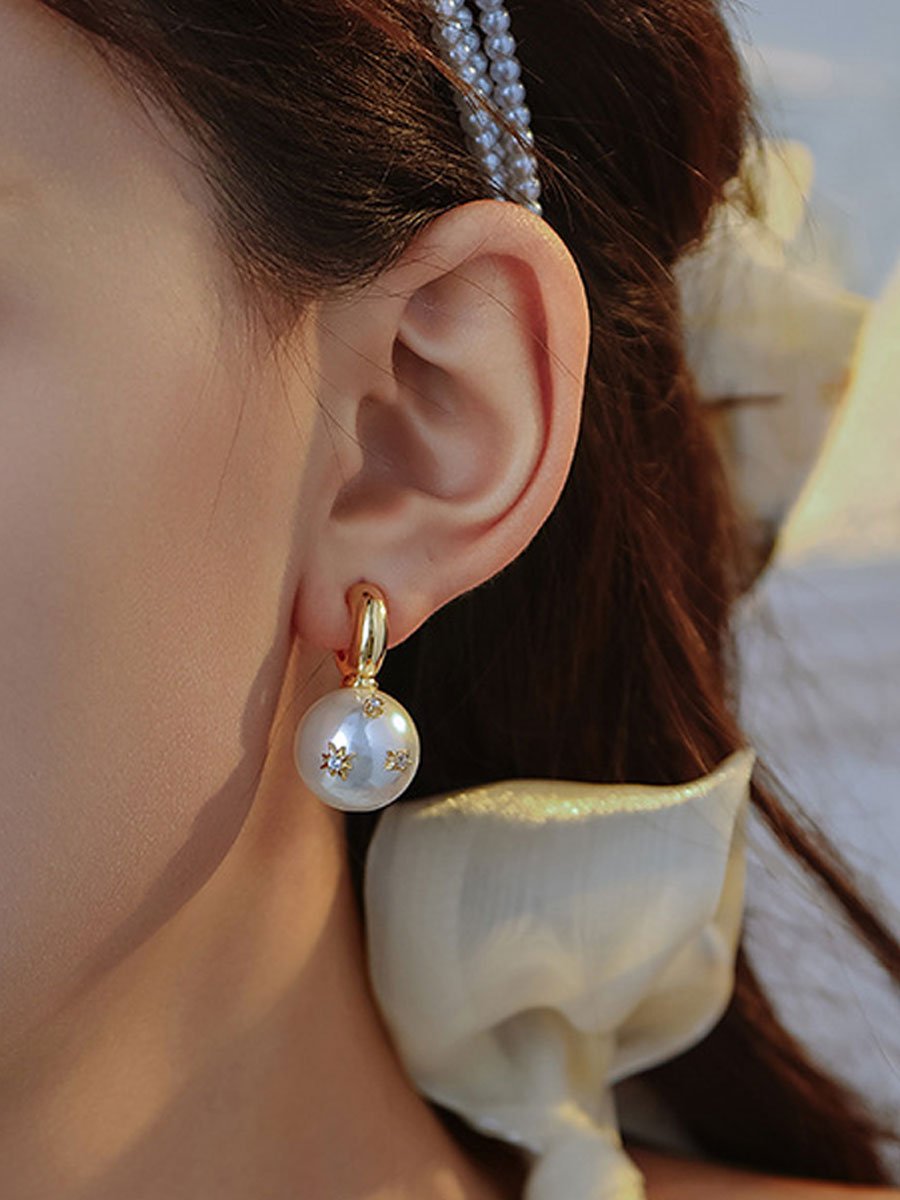 Olivia Women's Earrings featuring a vintage pearl design that embodies timeless elegance, perfect for any occasion. 4