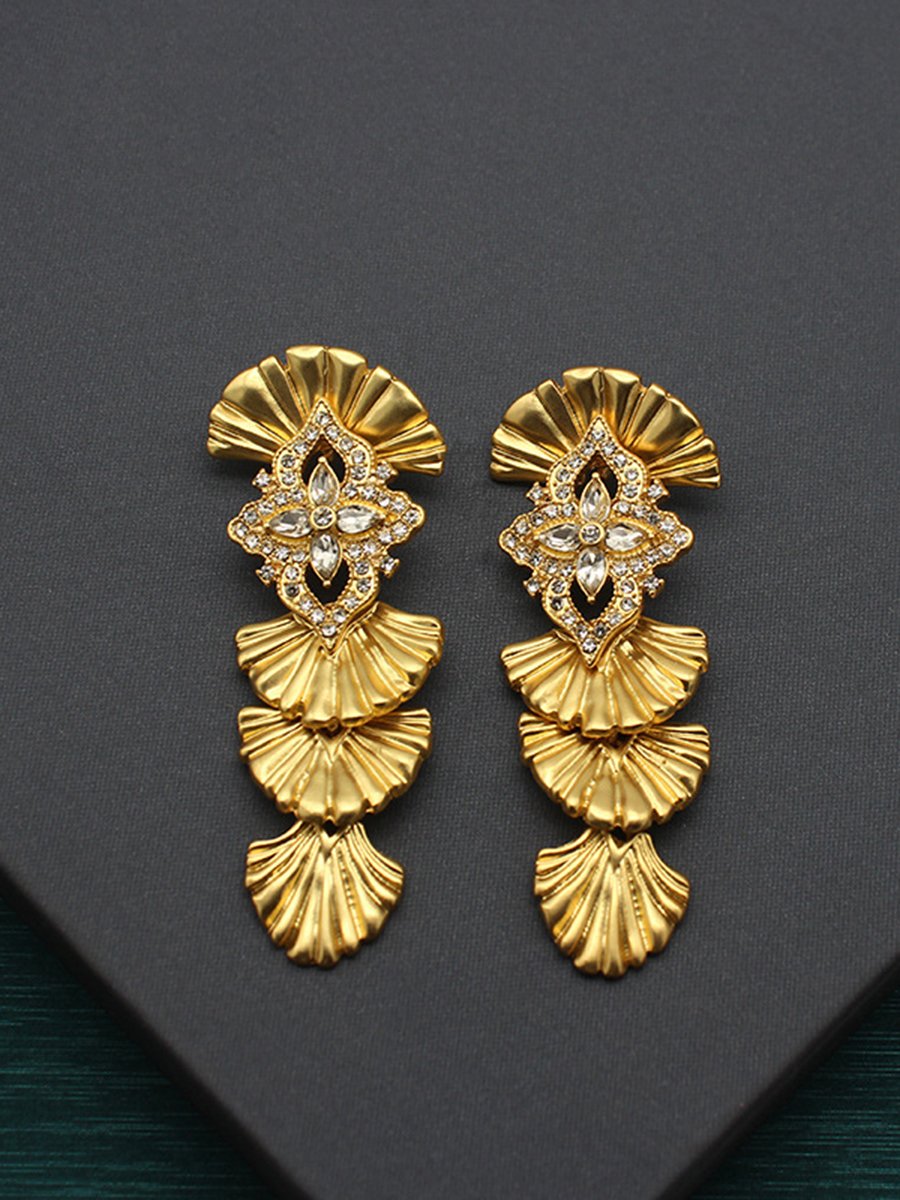 Vera Women's Earrings featuring an antique charm design that blends modern luxury with timeless elegance. 1