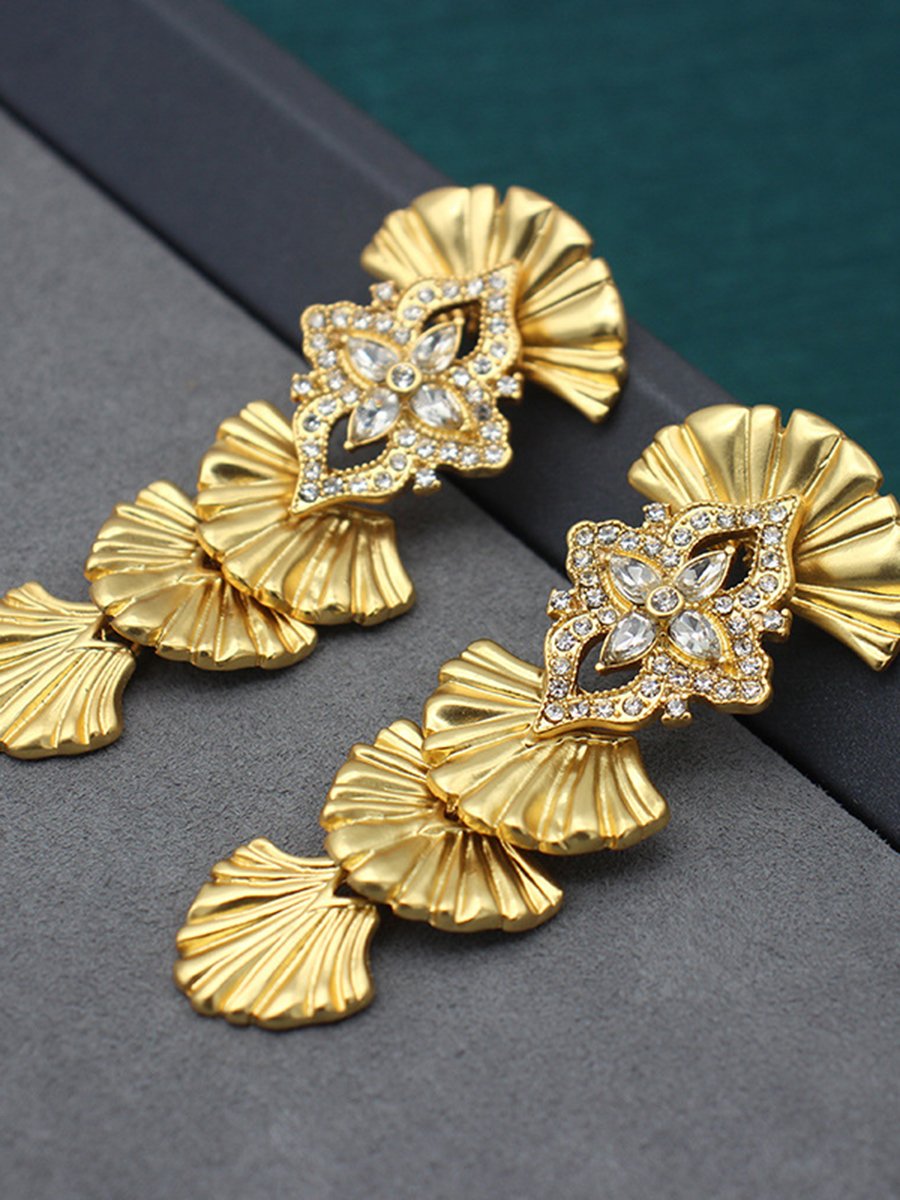 Vera Women's Earrings featuring an antique charm design that blends modern luxury with timeless elegance. 3